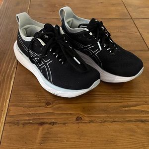 Asics Sneakers PureGel women’s size 6. Like new